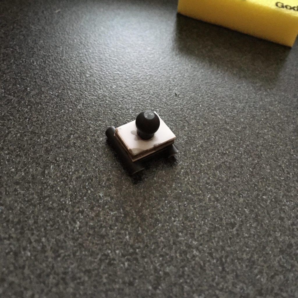 胴体延長ですが、いろいろな方の改修を参考にして胴体内部のパーツをプラ板を重ねて接着してみました