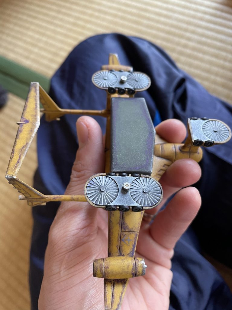 ミデアはローターのところにハイキューパーツさんのネオジム磁石を接着し、台座にひっつけてます。