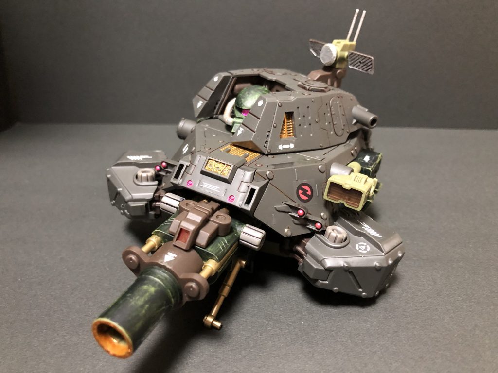 試験機のため兵装は、前部に設えた拠点制圧用の荷重ビーム砲1門のみである。