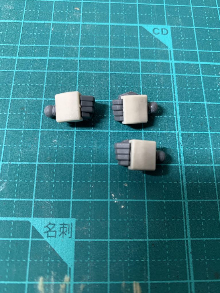 ハンドパーツはキットの付属のものが微妙な気がしましたので、Ez-8のものを加工して取り付けました。元キットのボールジョイントを切断し、Ez-8ハンドパーツへ移植しています。このおかげで銃持ち手、握り手が増えました。