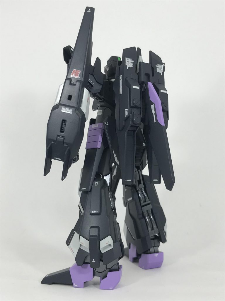 3号機後姿 ビルダーズパーツを使用してみました。背面はスタビライザーで統一したかったので、手持ちのモノを代用してみたら意外にマッチしたので、そのまま採用しました。