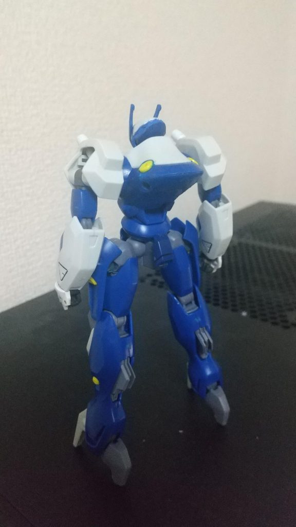 特徴的なのハンドパーツと背部アームは全部外しちゃいました