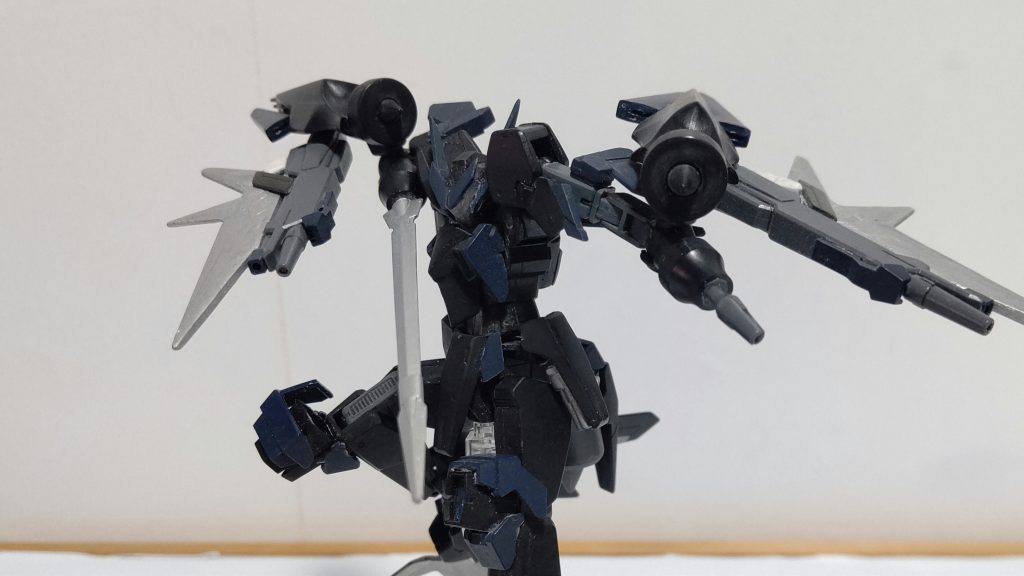 武装四肢に機体名と同じ武装:シルバーエッジ両腕共通はビームライフル右腕:レイピア(っぽいもの)左腕:ビームガン(サ○コガンっぽいもの)両膝:セラフィム本来のビームカノン(性能的には連射＞威力)