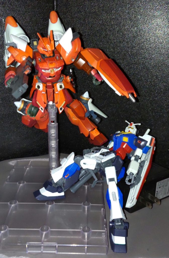 赤い彗星と呼ばれていたパイロットは格闘も出来ていたとされていたので、この機体も機動性を活かし、キックをお見舞いする事は容易である。