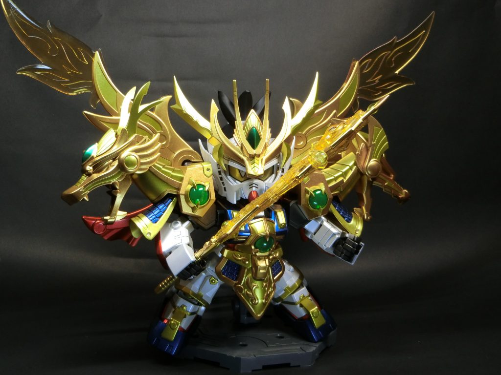 鎧を着せると可動範囲が狭くなりますが、肘関節があるだけでかなりポージングが決まります。膝やつま先も動くので素晴らしいです