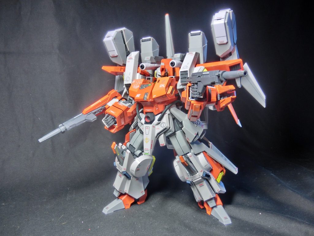 両腕のビーム砲は固定状態、分離状態で装備可能