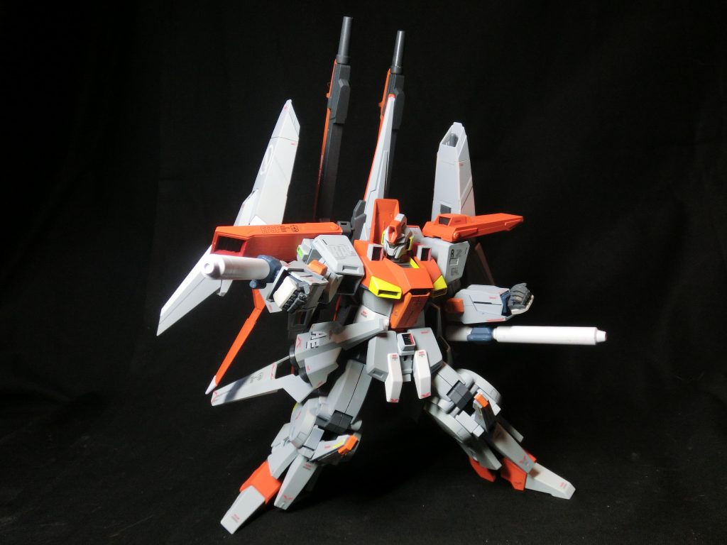 両腕に一機づつビーム砲を固定装備