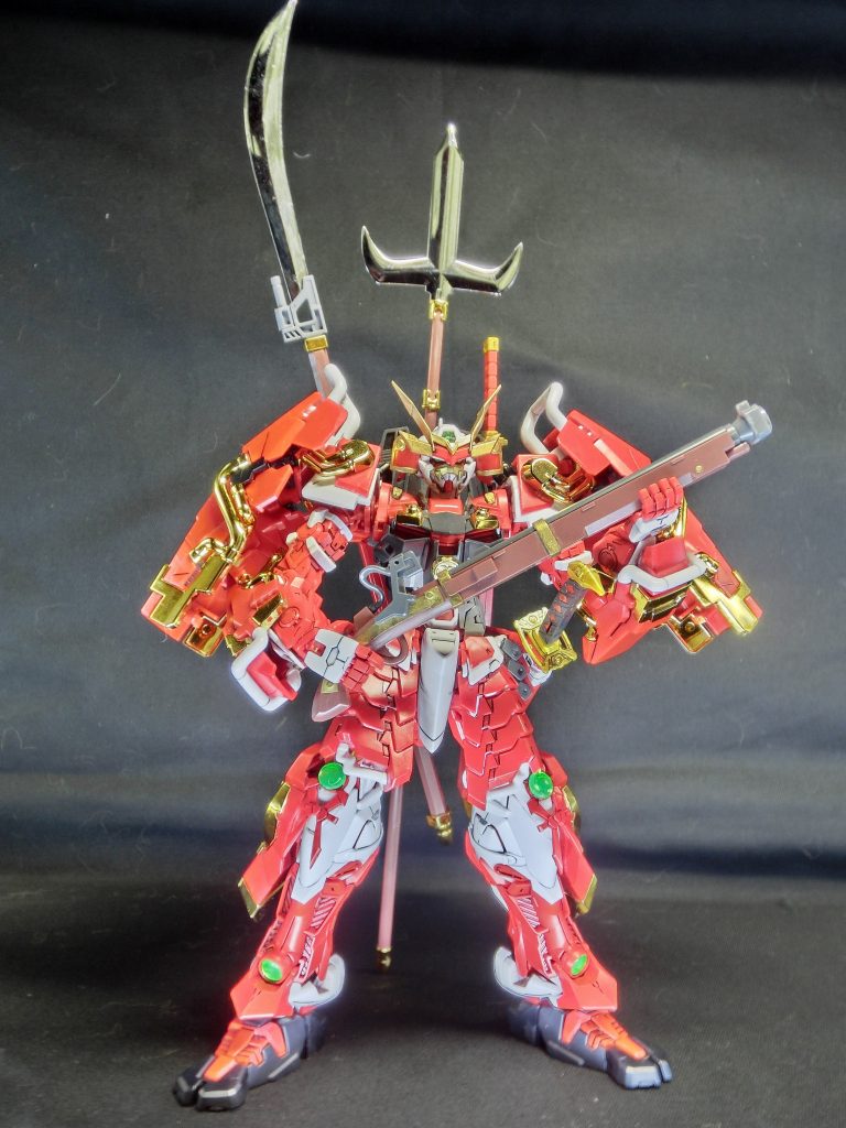 戦陣の型 フル装備形態背面の鬼面の盾の代わりに専用のウエポンラックを付けたバックパックに換装することで多くの武装を持ち運べ、機動力を上げている