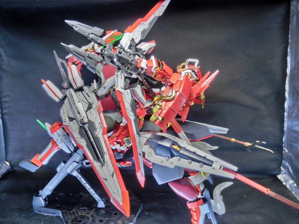 アームドホース 赤皇 騎乗武者 阿須斗黎頑駄無の全ての武装を装備し持ち運ぶための支援用騎馬タクティカルアームも2種類を全面左右に装備さらに、ナイフを首元に2本装備