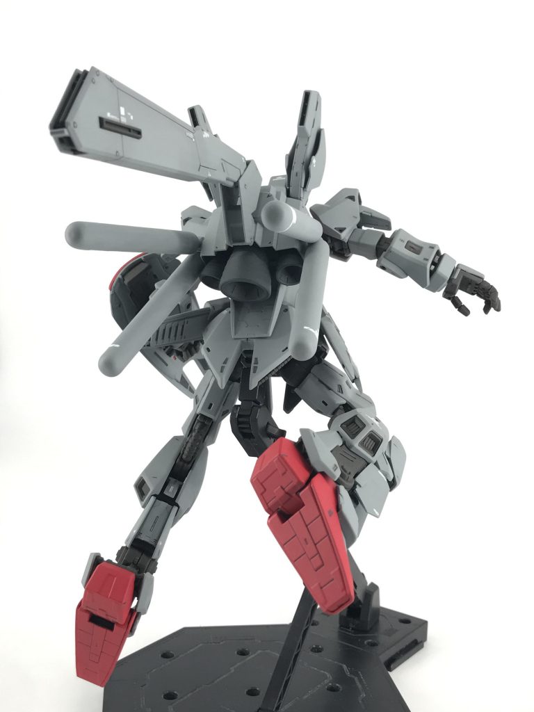 バックパックはジェガンの物を基部に側面にはネロを参考に4つのプロペラントタンクを配置、中央にはヘイズル系が装備していたバックパックの一部を取り付けてます。上部の二つのバーニアにはジムⅢビームマスターの脚パーツを被せて強化されてるような見た目にしてみました。