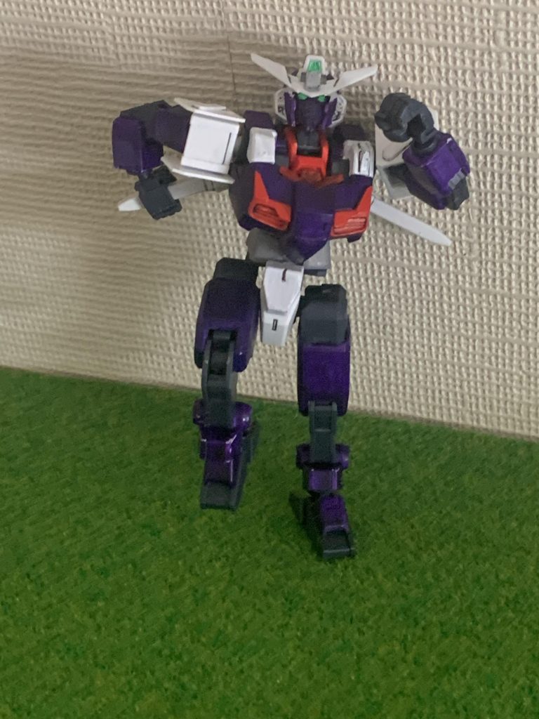 頭部はコアガンダムをパテで改修、肩部はプラ板、胸部はフェイクニューユニットを使用しました。そのほかの部分はほぼキットそのままです。