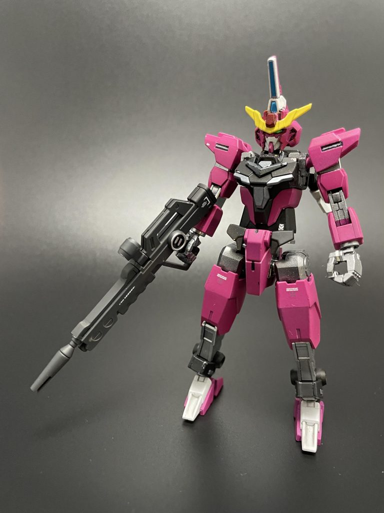 コアガンダムⅡ(インジャスキン)カラーリング以外は頭頂部にセンサーを追加したのみ。ライフルは無加工で持たせることが出来ました。関節部は何層にも異なるシルバーカラーを吹き、最後にGXクリアシルバーで閉じています。