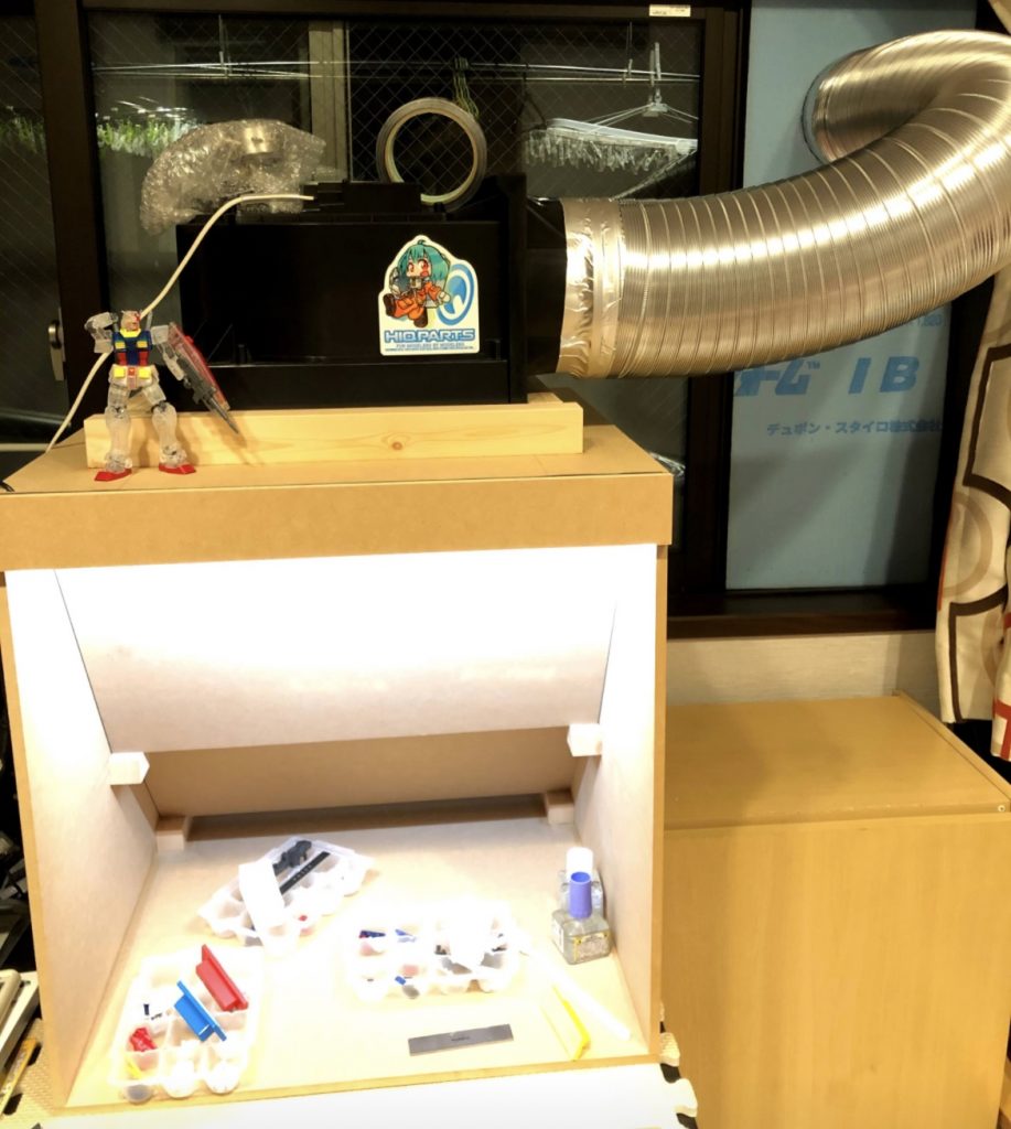 ファンを大型のシロッコファンにしたので、排気性能、静音性ともに互換ブースを越えたと勝手に思い込んでます。ヤスリがけで舞う粉塵も吸ってくれます。