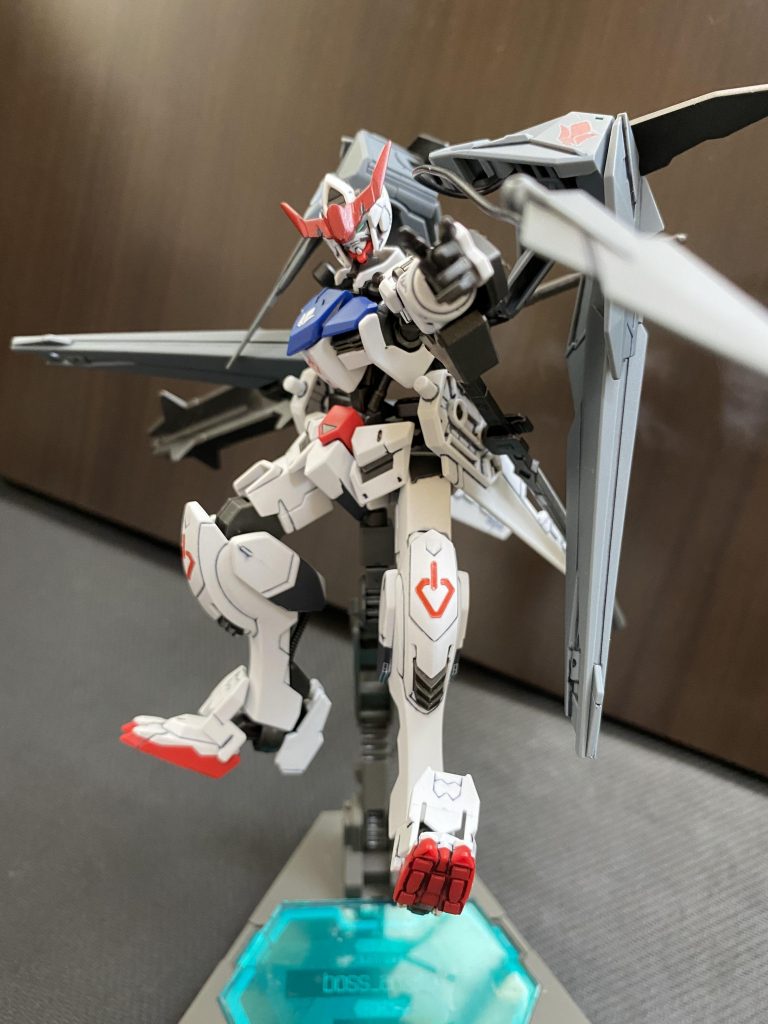 トラスティハーケンは三日月も第3形態でシュヴァルベ・グレイズのワイヤークローを使っていましたし百里戦のように三日月の苦手な高機動機の捕縛に役立つかと思いそのままに。これに限らず本機は2期以降なくなっていった「技術を要する道具」を多めに採用していて、三日月が「人として学び、強くなっていった」ルートを意識しています。