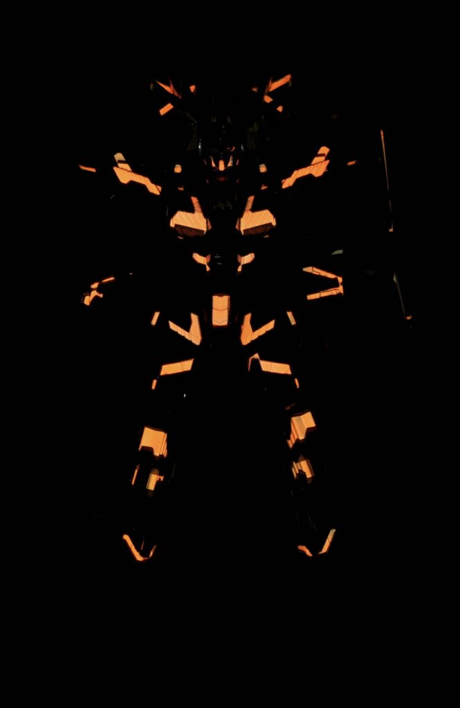 ガイアの蛍光塗料を調色してサイコフレームに使用。UVライトで光ります。