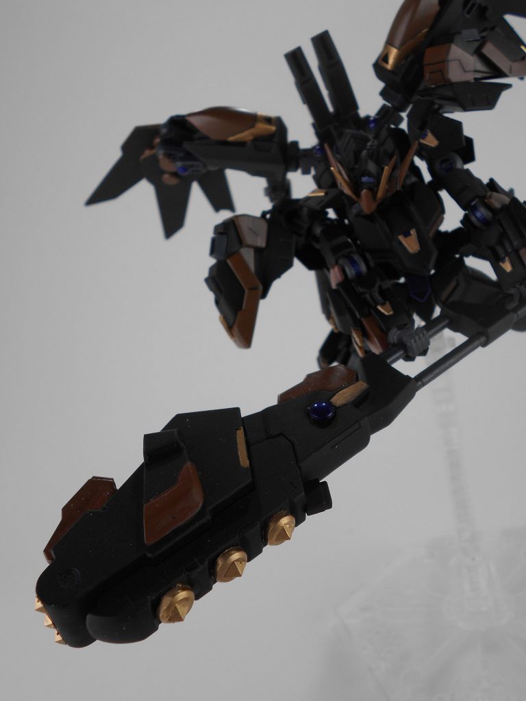 大型メイス改・「ジィシーモ」。第六形態のメイスにスパイクとビーム貯蔵器を追加し、スパイク部分にビームを流すことも可能です。「ジィシーモ」はギリシャ語で「震撃」のアナグラムです。