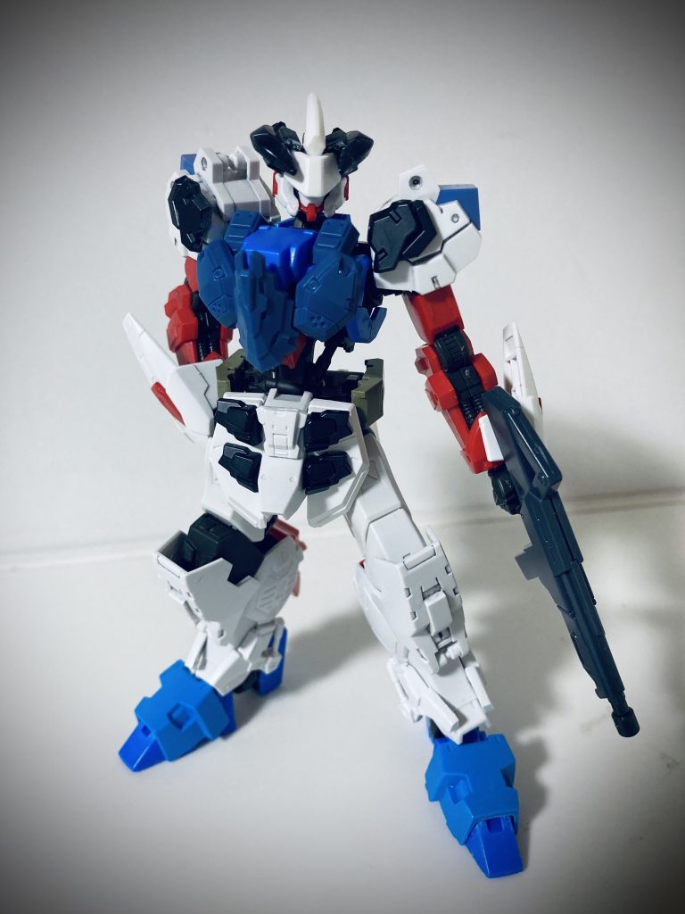 塗装前はこんな感じのトリコロールでした。