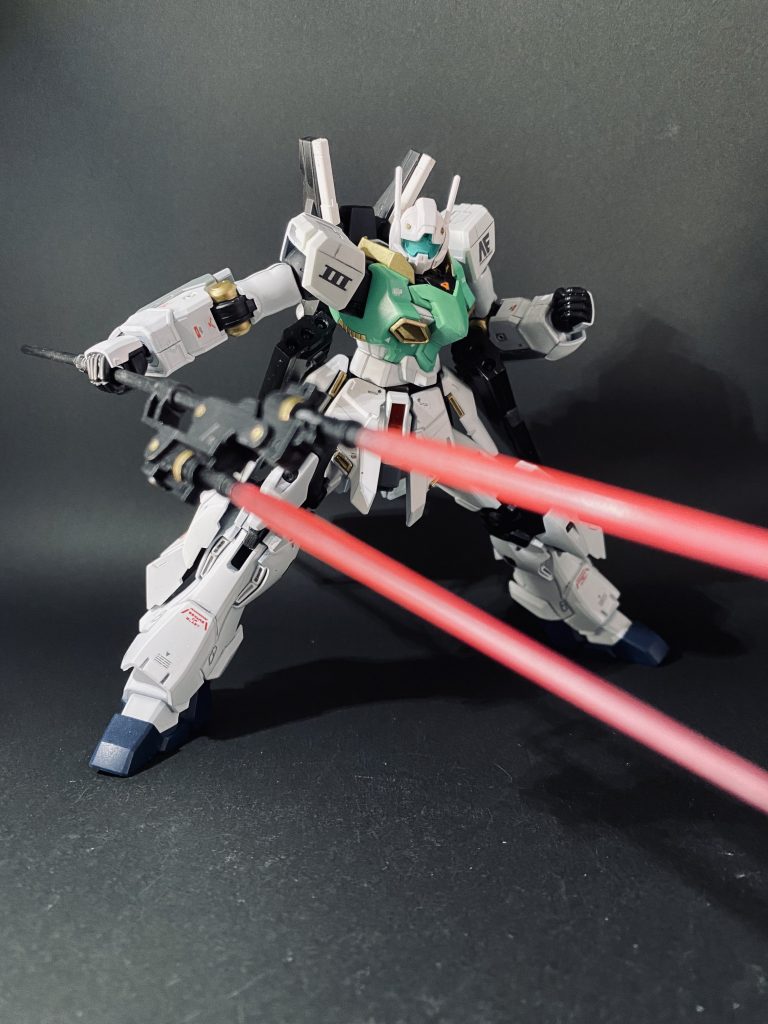 ツインビームスピアを構えるジムⅢ。本機のメイン武装。スタインが高身長の為、スピア自体もプラ棒を使用し2倍ほど延長。