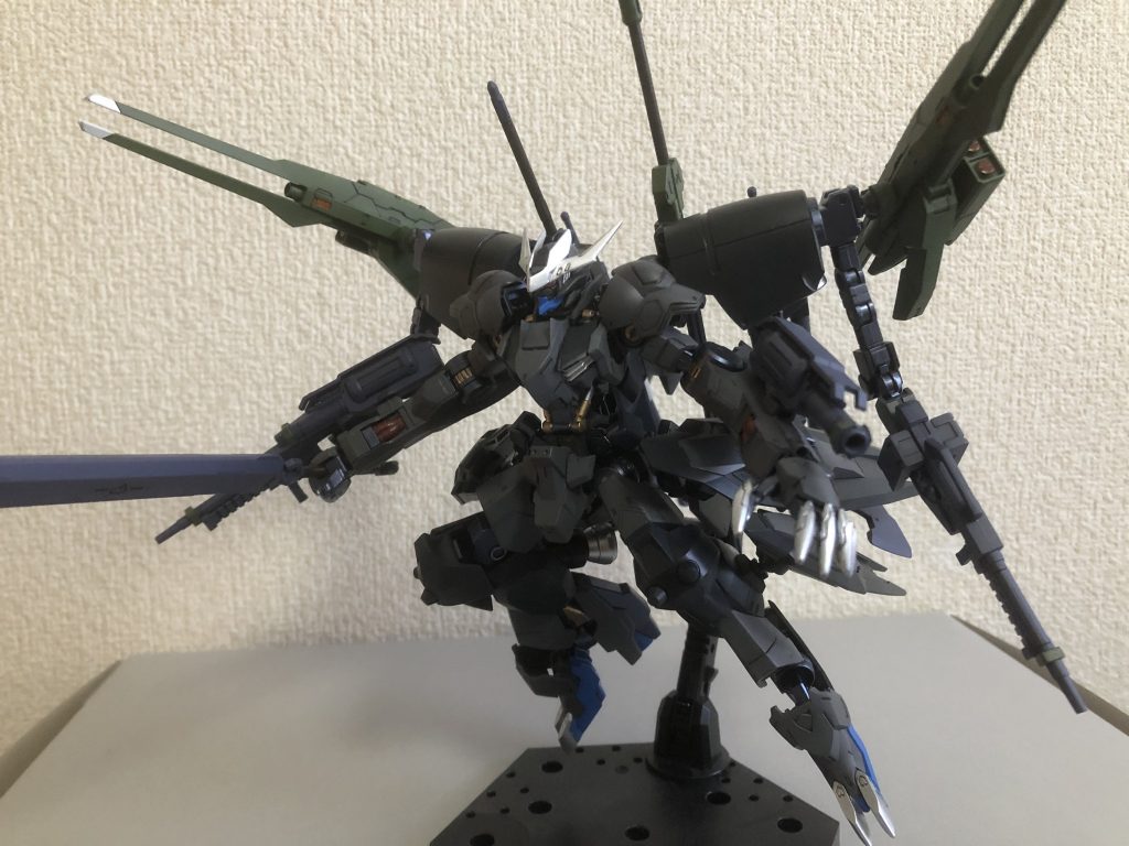 まず、重装形態。1対多数を想定した形態で、多数の火器や近接武装を装備している。重武装による機動性と運動性の低下は背中、腰、脚に追加されたスラスターユニットで補っている感じです。サイコザクや、ケンプファーをモチーフにしています。