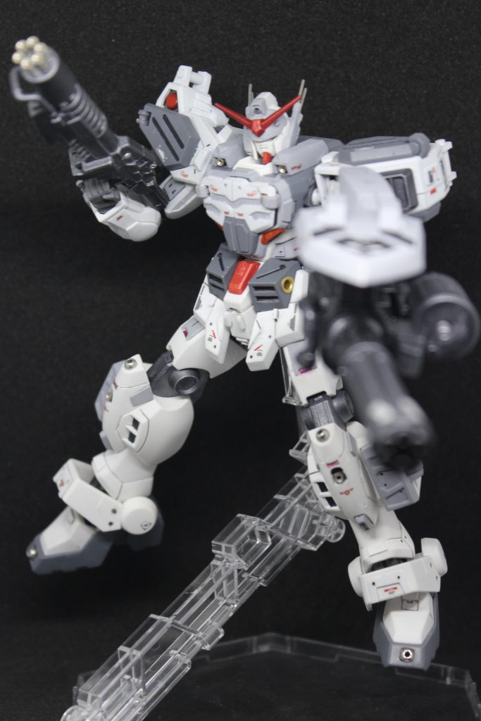 武装するとこんな感じ。デザインの違うガトリング2丁持ちです。