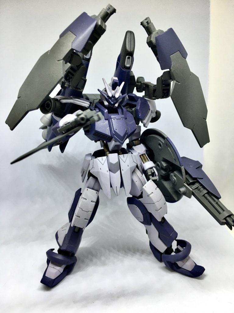 銃剣のハンドガンモード。フレキシブルシールドを前方展開して狙い撃ち。シールドアームが前方までカバーできるようにしたかったので、キマリスヴィダール的な理想の構え。我ながらお気に入りのポージングになりました。