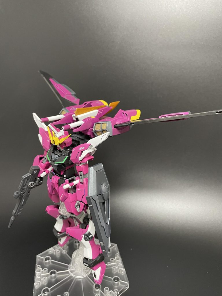 リフター展開本来はフォルティスビーム砲が顔の横に来ますが、ギミックの都合と「顔の横って普通に使いづらくね?」という考えから頭の上に来るよう調整しています。