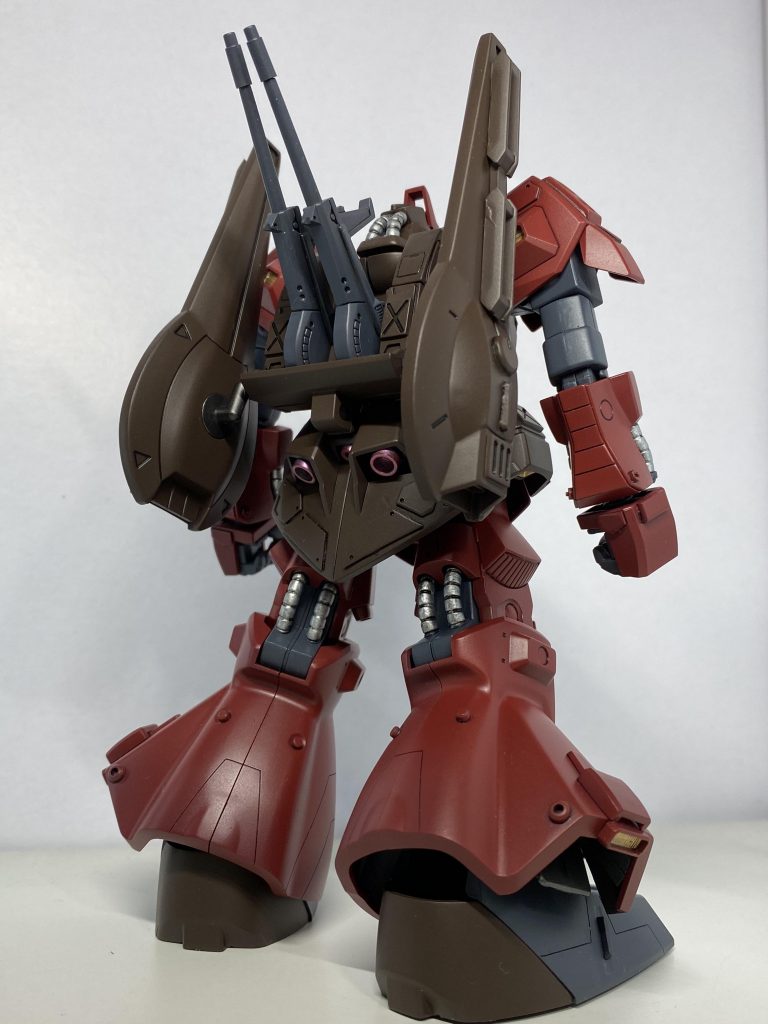 足元に追加バーニア(コトブキヤパーツ)とバーニアカバー(何かのハンドパーツ)を付けました。バックパックやバックスカートもプラバンやら色々使えそうなものを使っています。