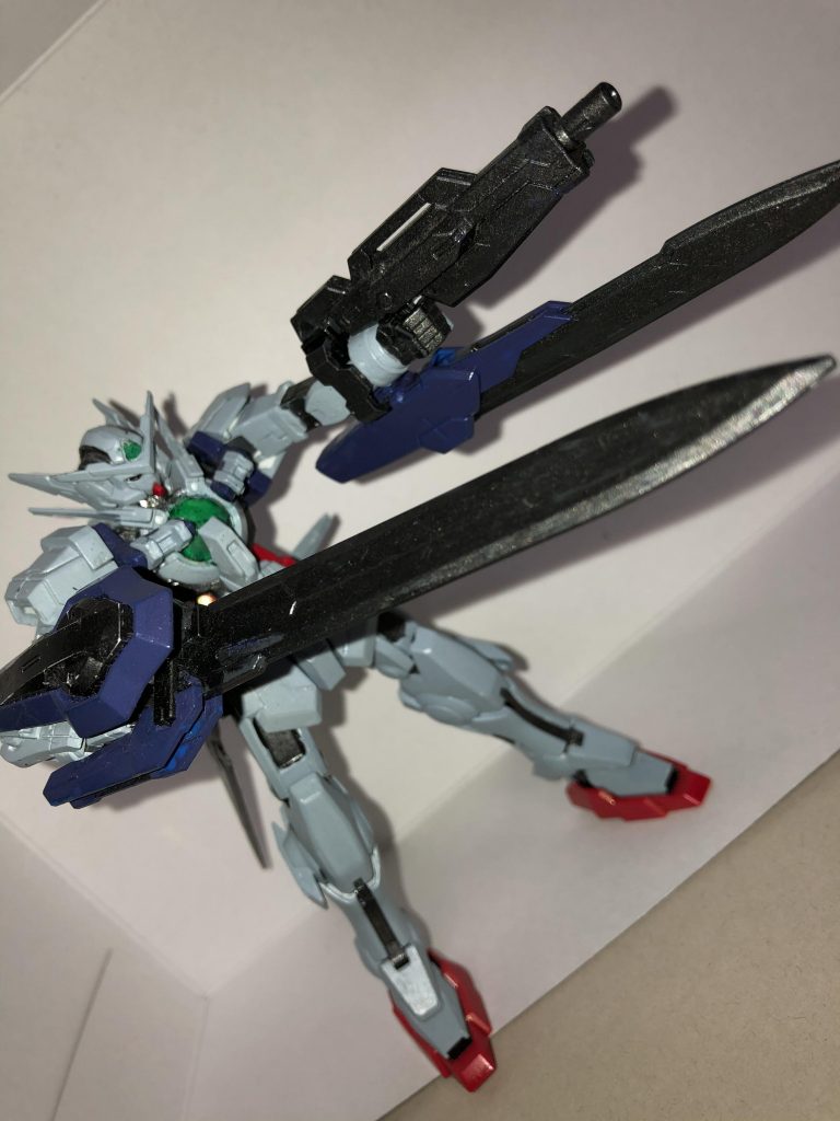 ビームライフルで牽制しつつ、接近して格闘戦に持ち込むのが基本スタイル。ガンダムブレイカーでも結局、そういう戦い方をしていますからね。厳密には格闘しながらバルカン撃ってたりしてますが。胸のクリアパーツの部分、シールだと黒くなってしまうのが少し気に入らなかったので緑に塗りました。ただし、当時はそういったカラーの塗料が思い付かなかったので油性ボールペンの緑をひたすら塗りたくりました。完成当時はインクが垂れて大変でした。おでこの緑部分とスリースラスターも同様です。スリースラスターは後からガンダムマーカーで塗ったような気もしてきました……。当時は「合わせ目消し」という技術を知りませんでした。接着剤使わずに作っていますが、腕の部分が脆くて外れてしまう為、そこは瞬着で固定してしまったのでポージングは限られてしまいます。今回はこんなところでしょうか。やはりアストレアからの後継機はどれも好きでございます。