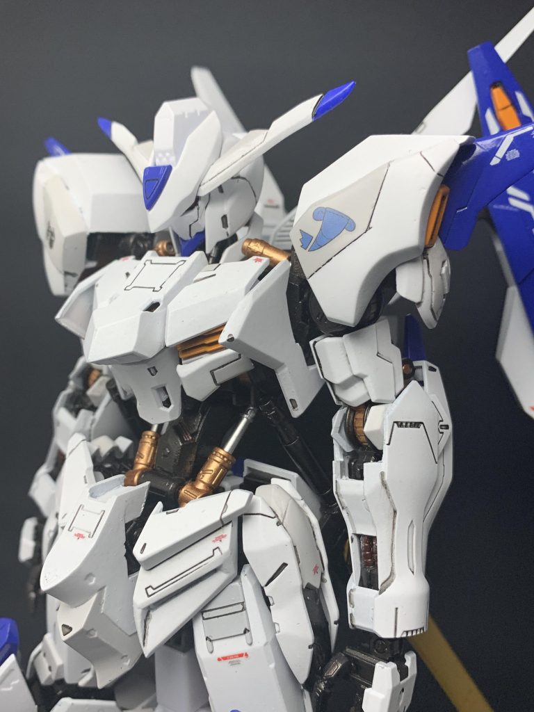 肩はMGの構造だと肩フレームと一体化していて、腕を回すと肩も追従してしまうので作りはフルメカニクスのような感じにしています。肩の外装は形状変更と大きすぎたので幅詰めをし、青い部分はプラ板で大型化しています。