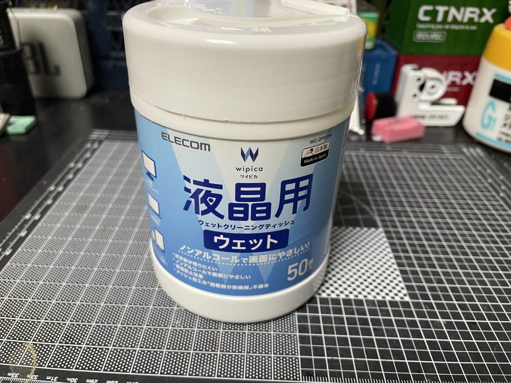 ちょっと関係ない話というか。軽くゲート跡処理しましたが洗うのめんどくさいのとすぐできないとゴネられると思ったので、液晶用ウェットティッシュで削りカス拭き取りました。成分的に保証できませんが特に問題無いかと思います。元々デカール貼るときの乾燥したマークセッターを拭き取るために買ったものです。絶対ノンアルコールタイプで。