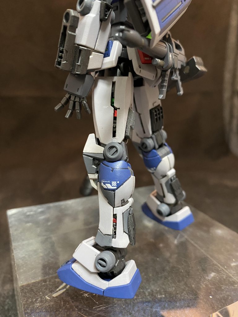 太もも、ふくらはぎを、パーツの合わせ目に1ミリプラ板で、前後に幅増しして内部フレームのチラ見せにしてます。放熱版を裏側につけてます。