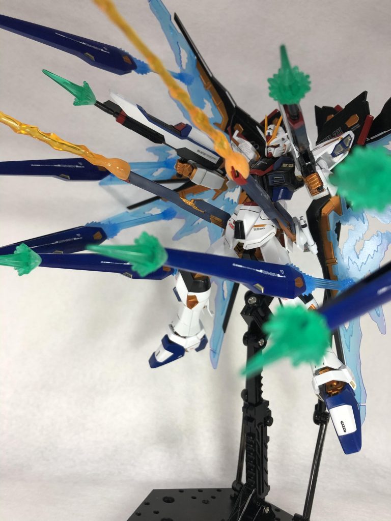 今回使用した塗料は白1:クールホワイト白2:クールホワイト＋明灰色  黒:ウイノーブラック青本体:純色シアン＋クールホワイト＋パープル  青ドラグーン:純色シアン  赤:ハーマンレッドその上からクリアーレッド  黄色:キアライエローその上からクリアーオレンジ＋クリアーイエロー グレー:ジャーマングレー＋クールホワイト＋パープル＋スージーブルー  金1:下地プレミアムミラークロームその上にスターブライトゴールドその上に蛍光イエロー＋蛍光レッド＋クリアーイエロー  金2:エナメルのチタンゴールドツインアイ:下地プレミアムミラークロームその上に蛍光イエロー＋蛍光レッド＋クリアーイエロー  頭部センサー:下地プレミアムミラークロームその上に蛍光ブルーその上にクリアーブルー  ライフルセンサー:エナメルのミラークロームその上にエナメルの蛍光ブルー  光の翼:下地蛍光ブルー翼の内側にクールホワイトで外側に蛍光ピンク  ビームシールド:下地蛍光ブルーで中心にクールホワイト外側にクリアーブルー  ビーム緑:下地蛍光グリーン根元にクールホワイト先端にクリアーブルー＋クリアーグリーン  ビーム黄:下地蛍光イエロー＋蛍光レッドで根元にクールホワイト先端にクリアーオレンジ  ビームピンク:下地蛍光ピンクで根元にクールホワイトです。エフェクトはクールホワイトを先に塗装してから下地を塗装しています。
