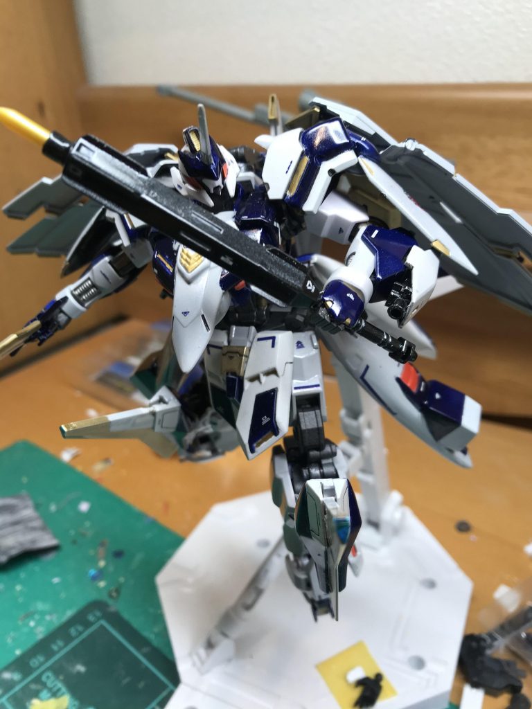 武装としては両膝にはニーブレードが装備されている。ラストテクノロジーと言われるνナノラミネートブレードの技術が使われており、高圧縮したνエイハブ粒子をブレード先端部に凝縮し、ナノラミネート装甲を分子構造から破壊できる。ブレード全体は高高度圧縮金属で成形されており、近接戦闘に於いて強力な武装の一つと言える。