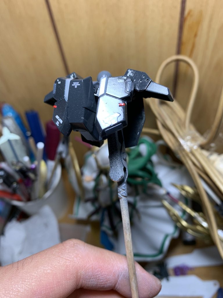 クリアーを3回ほど吹きました。もうテッカテカですねwwこの時はまだデカールの段差が出てますね。