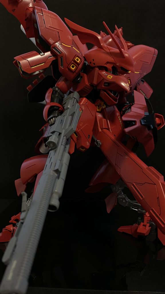 コロニーの残骸を縫うように、もう一機を探す。爆発の煙の中に稲妻の光に照らし出された影。「味方を盾にした?…違う、上!」 見上げた先には、「コ」の字に折り畳まれた放熱板のような…「フィンファンネルッ!?」 確認すると同時に、身体を捻り右腕を振り上げる。流れる様な動きで、フィンファンネルのビームを躱し、撃破。その瞬間には、左のバインダーをブーストさせ、側転するように機体を半回転し移動させる。同時に先ほどまでこの機体があった場所に、二条のビームが通り過ぎる。天地が逆さまになったモニターに、逆さまになった敵機がビームサーベルを引き抜き突っ込んでくるのが見える。稲妻により、シルエットになった敵機が斬りつけるサーベルを、シールドに担架したサーベルを展開し受ける。ビームと稲妻の光に浮かび上がる、白い機体、その左肩にアルファベットのAを模したマーキング。 目の前の