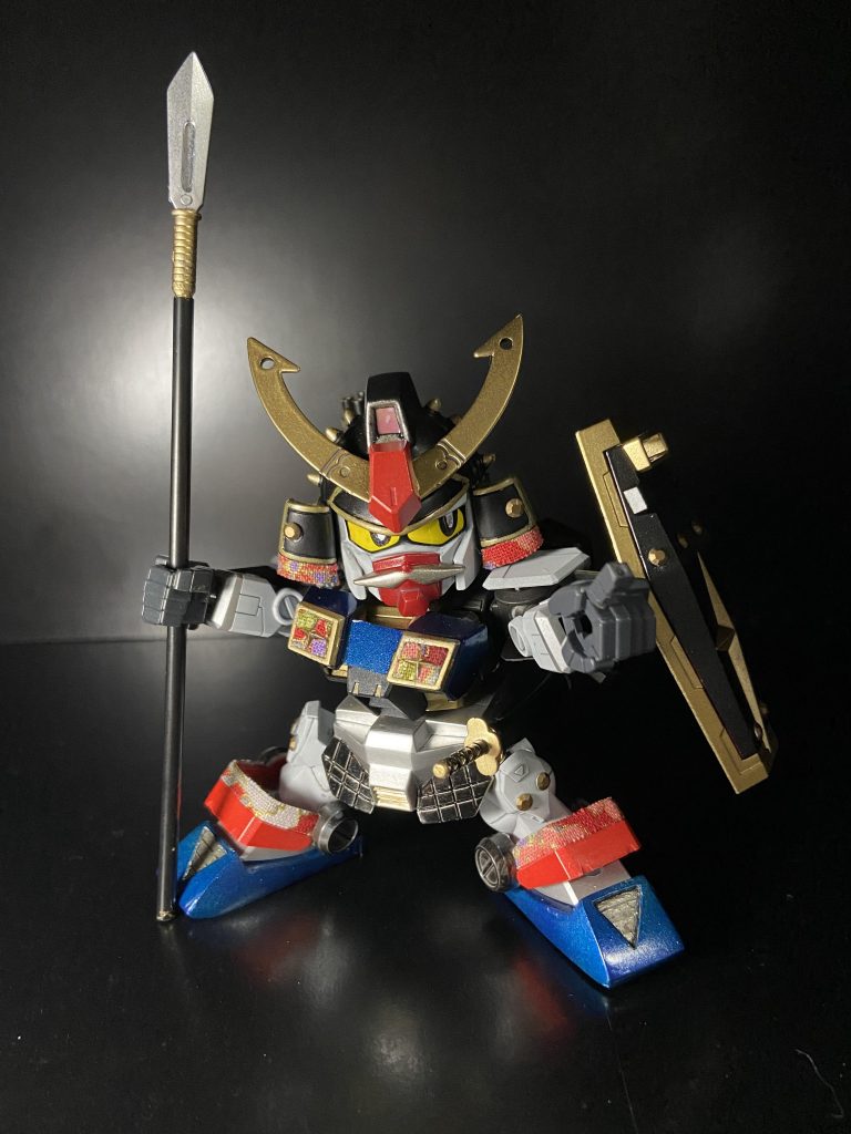 全軍突撃！ビシッ！☝🏼箱絵風に一枚✨将ガンダムをアルファベットで書くと将軍ダムなんですね☺️彼は最高司令官だったはずなのですが、大将軍なんてものが出てきたので、一気に中間管理職っぽいイメージに‥足と胸部のカラーが実はメタリックグリーン下地にレーシングブルーを上塗りの缶スプレー塗装です。調色できなくてもいけるんだい！缶スプレーは僕の相棒です。