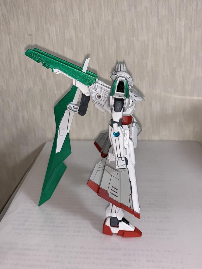 横からバックパックに前述したファフナー要素を入れました。参考はエインヘリアルモデルとザルバートルモデルで、設定上はGNクラビカルスタビライザーとしています。