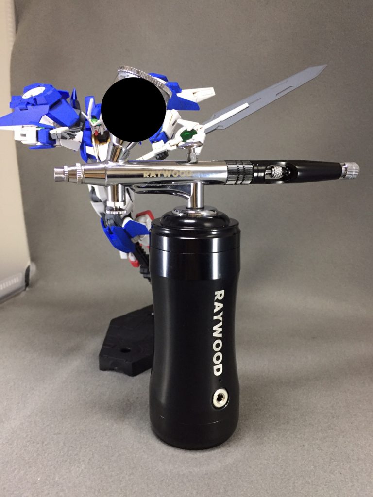 初めてエアブラシを購入しました。充電式ですが、缶スプレーよりも綺麗につや消しクリアを吹くことができて大満足です。