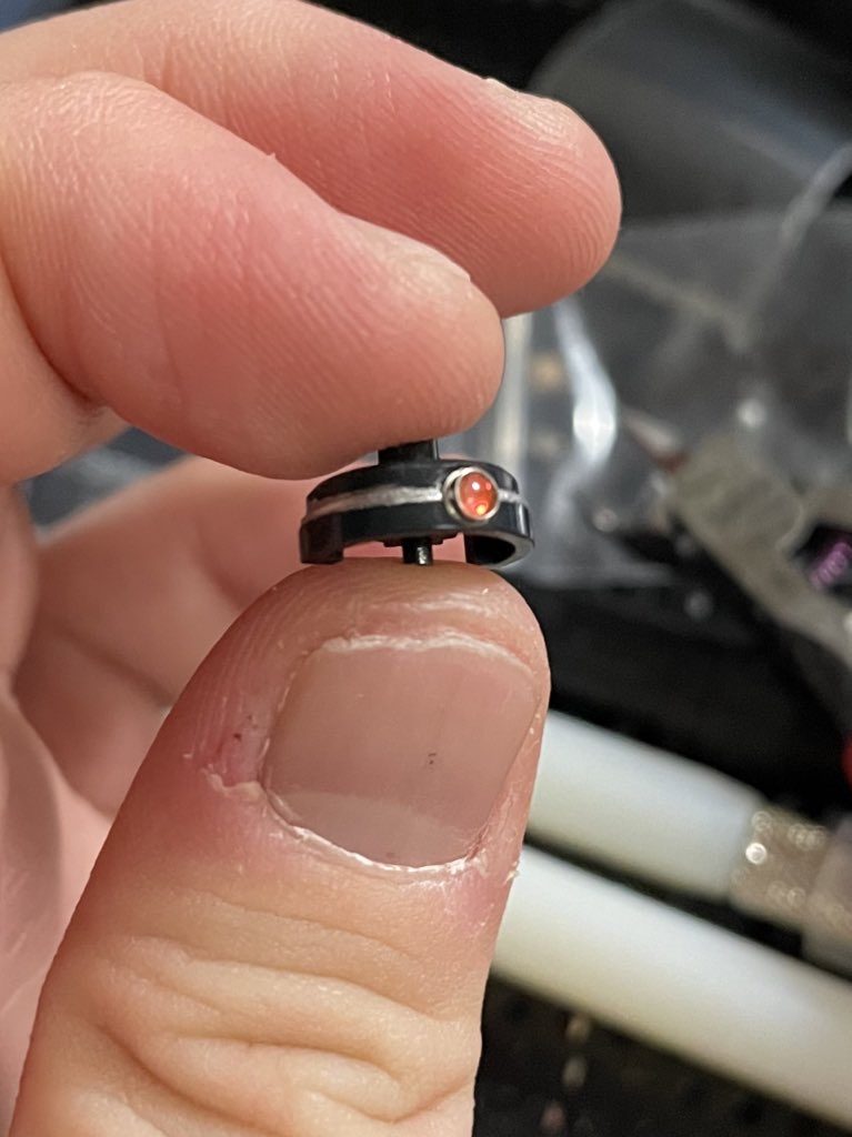 モノアイパーツです。ジオン系ってこれするだけで結構満足いく見た目になりますよね…ラピーテープ赤にウェーブのHアイズを貼り、ハイキューの2mmSPプレートにはめて、パーツに3mmスピンモールドで場所を作って接着…という恐らく定番の作り。