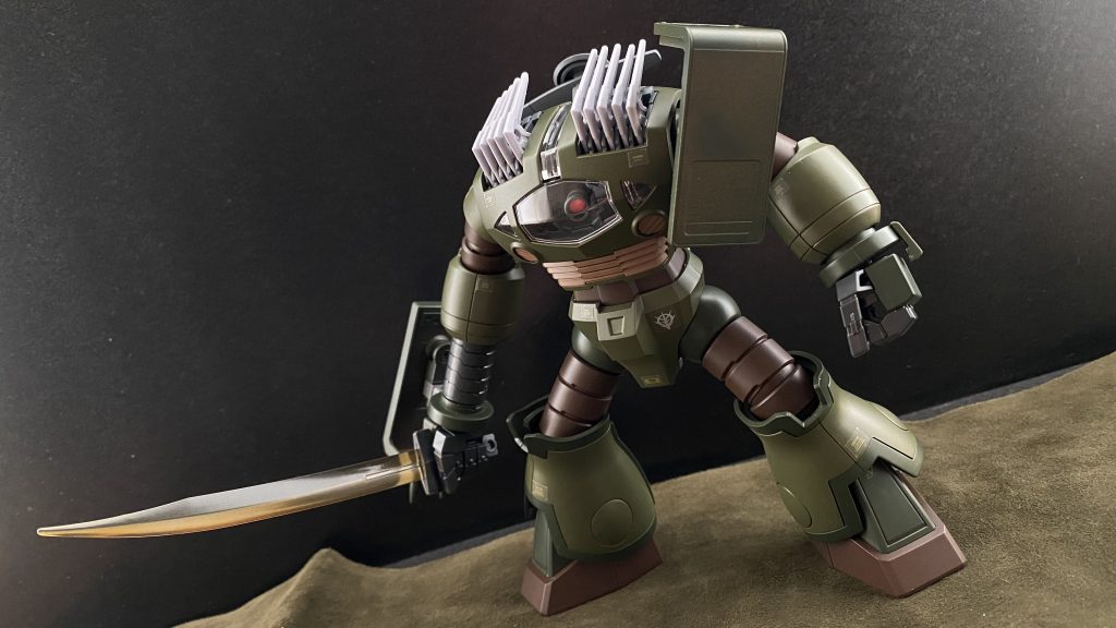 ヒートソードは、前に搭乗していたグフのもの。また、右腕のスパイクシールド、左肩のシールドは、軍曹が何処からか拾ってきた物。最近は、グフタイプが装備する、ガトリングシールドが欲しいらしい。