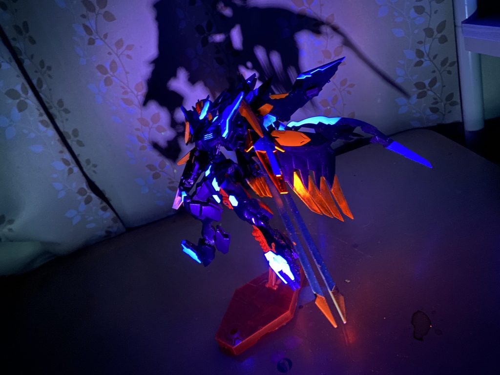 蛍光クリアーを加えたのでブラックライトで光ります。妖艶な感じ出てるでしょうか？