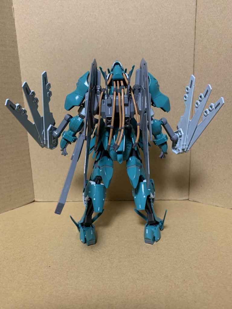 ○御影の幻装兵　エルー・ガ・イルド[解説]なんらかの幻装兵の残骸(胴体フレームのみ)をベースに、さまざまな幻装兵、LEVのパーツを継ぎ接ぎして作られたワンオフの幻装兵(復元機に分類される)。この機体は聖華暦633年からミカゲの里の工房において、100年という長い年月の間にコツコツとパーツを集めて建造が行われていた。完成後はミカゲ族でも特に選ばれた者の乗機として運用されている。機体性能は『兵の幻装兵シュナイダー』と同程度であり、魔導障壁発生機構も失われている。その反面、装備にはソキウスから供出された高速振動剣や、重要箇所にエネルギー伝導装甲を装備する事で、(聖華暦800年代の機兵と比して)強力な機体となっている。