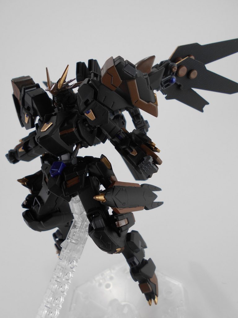 高機動モード・「ペーリジウ」。リフレクター自体にビーム貯蔵器を増設、エネルギーチャージしない場合でもリフレクターを展開して、機動力の向上が可能です。「ペーリジウ」はギリシャ語で「震域」のアナグラムです。