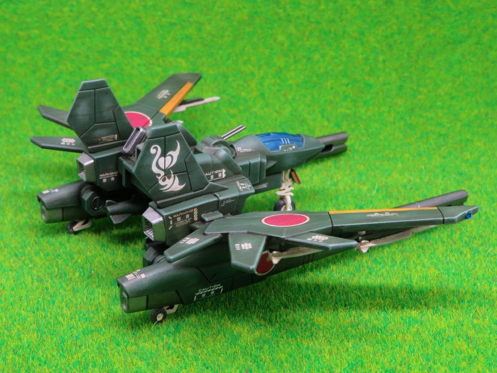 左右のエンジンブロック・垂直尾翼・ビームキャノンを、1/144から流用