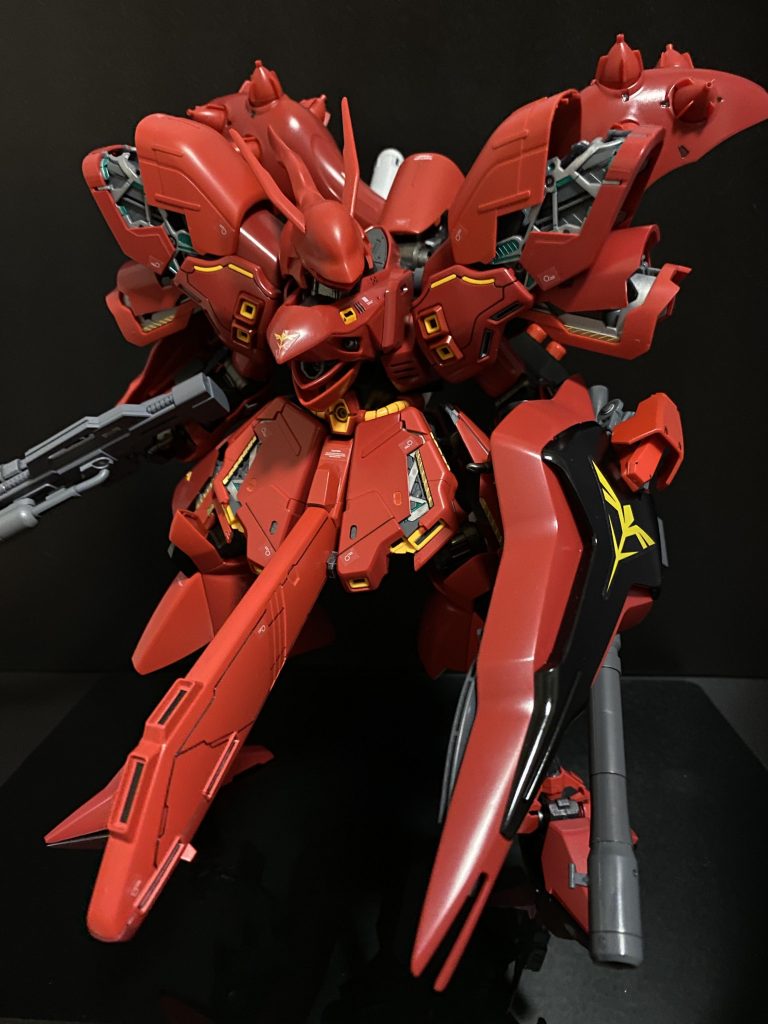 肩アーマー、腰フロント、サイドアーマー内に、サイコフレームが内蔵されている。