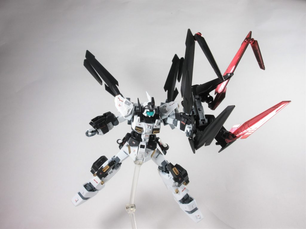 試作型アームド・アーマーME本機の背部に装備する多目的ユニットで本機の象徴ともいえる武装でMEはMortem Epues(死の騎士の意)の略である。通常時はまるでマントのようにマウントされており機体背面を覆うように展開されている。この状態では主に背部からの攻撃を防ぐ盾としての役割と内蔵スラスターにより機動力を底上げする。また変系することでVNモード、BSモード、XCモードの3つのモードに切り替えることが可能でVNモードではブレードパーツを展開して前方に4本のクローとして展開し、超振動により敵を抉り砕く武装となっている。BSモードではブレードパーツを展開してレールガーンのような状態にすることで使用可能となり2枚のバレルタイプ・ビーム偏向機と連動させて任意で歪曲するビームを放つ射撃武装となる。XCは背面に装備したままブレードパーツを展開してX字状に待機させる形態で、この状態ではサイコフレームによりパイロットと機体の親和性が向上し、より高い戦闘能力を発揮する。