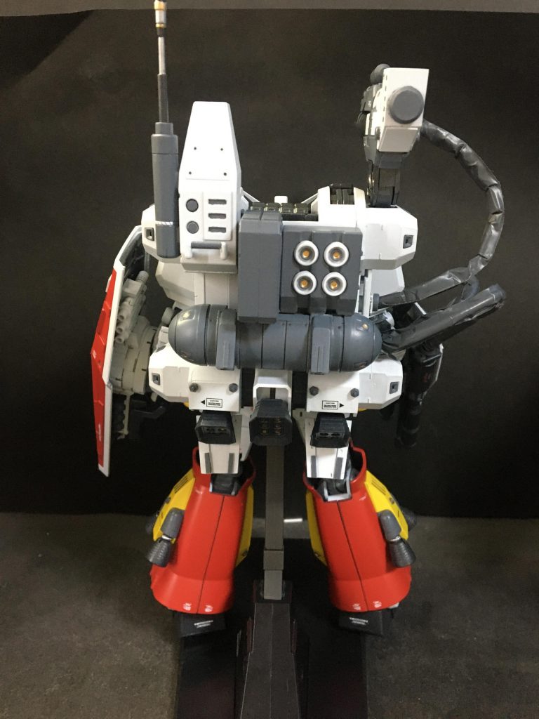 バックパックは丸々サンボル版フルアーマーガンダムのバックパックを基盤にパーフェクトガンダムのバックパックを各ブロック毎に切り分けて配置する方法で制作。ここも地味にスカスカになる部分が結構あってオリジナル要素で色々足してます😅動力パイプは全てシーリング加工しております👍(プロペラントタンクに関しては材料の都合で今回見送りました…)
