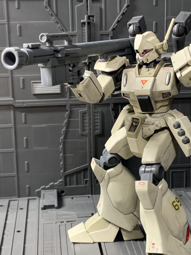 バズーカ。ジェガン自体が新しいキットではないので、可動範囲的にバズーカをかっこよく構えられませんね笑。