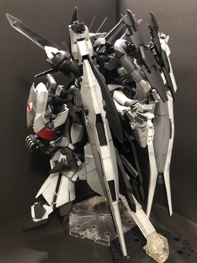 ヴァルムジンクスの背面表面よりもしっくり収まってる気がします。背中の真ん中に合体前のジンクスの手や足が見て取れます。荷物が大きすぎてバランス取るのが非常に大変でしたT^T