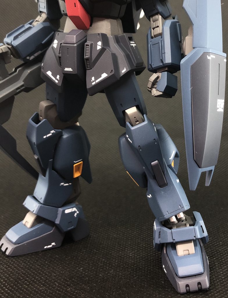 下半身膝フレーム部、脹脛の形状変更。